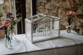 Unsere Hochzeitsparty In Der Brentanoscheune Kathastrophal Diy Hochzeitsdeko Hochzeitsdeko Kartenbox Hochzeit