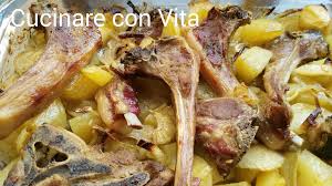 Dopodiché, pelate, lavate, asciugate le patate e tagliatele a spicchi. Agnello Al Forno Con Patate