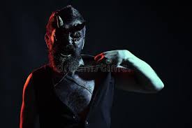 In der nacht am 31. Halloween Teufel Mit Roten Blutaugen Bart Wunden Auf Gesicht Stockfoto Bild Von Zauberer Warlock 139956712