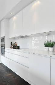 Kuchenruckwand Ideen Und Coole Tipps Kuche Zenideen Moderne Weisse Kuchen Kuche Einrichten Kuchen Design