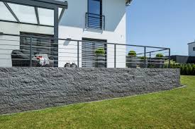 Steinwand Aus Schiefer Farbenen Dunkel Grauen Steinen Mit Edelstahlgelaender Und Gruener Wiese Vorgarten Terrasse Gartenmauer Hinterhof Pool Landschaftsbau