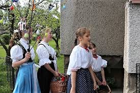 Ovocnou kytici můžete přinést na návštěvu také jako velikonoční přání a velikonoční pomlázku. Na Velikonocni Pondeli Chlapci Chodili Po Smigrustu A Divky S Gojiczkym Zwrot Cz