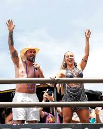 Paolla Oliveira marca presença em trio elétrico de Diogo Nogueira e cai no  samba