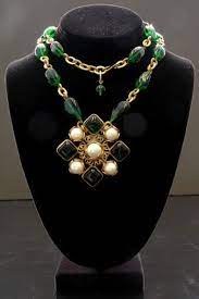 Vintage Chanel Green Gripoix Pearl Necklace With Gripoix And Perl Pendant Designer Chanel This Exclusive Pi Chanel Jewelry Vintage Jewelry Walmart Jewelry