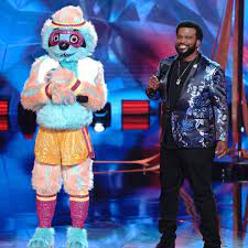 • next, sloth hammed it up on stage in a jazzy number to dean martin's ain't that a kick in the head. the competitor is by far the funnest to watch on the show, but. Fotos Von Meet The Cast Of The Masked Dancer Season 1 E Online Deutschland