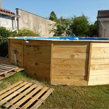 Une Piscine Sur Le Sol Avec Palettes 3 Piscine Palette Amenagement Piscine Hors Sol Habillage Piscine Hors Sol