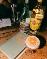 AURORA Ron Havana Club 3, infusión de viche y mango manzano, licor de  zanahoria, sweet & sour de uchuva y mango, clara de huevo Perfil: cremoso +  afrutado Técnica: maceración Intensidad: 5