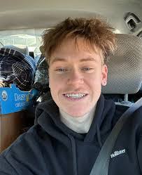 Laura Gollnick's Instagram, Twitter & Facebook