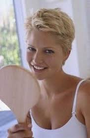 Oh, dit is ook zo'n prachtig kort kapsel!deze korte snit staat ook heel mooi in contrast met haar kleding, echt erg leuk gedaan. Korte Kapsels Dames 50 Met Bril Korte Kapsels Dames Kort Kapsel Bril Korte Plukkerige Kapsels