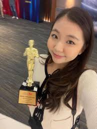 Let's promote yourself in the middle of the night 😬😬 我是做寿险理财规划师 insurance  advisor So my job is to help clients with financial planning, risk  planning, buying the right insurance, saving retirement, even