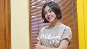 Menata rambut sudah menjadi kebiasaan para perempuan untuk tampil lebih percaya diri. Inilah 5 Ide Gaya Rambut Pendek Ala Artis Yang Menawan