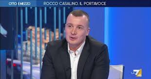 Enrico mentana chiede alla regia di tornare in studio il portavoce del m5s non sa di essere in onda: 0daumtabywbavm