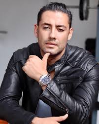 NUNCA LE ENSEÑES A UN HOMBRE A QUERERTE. Nunca le enseñes a un hombre a  quererte. No le pidas que te presuma, no le pidas que te llame, que te  escriba, no