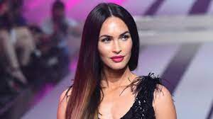The jennifer's body star revealed on jimmy kimmel live! on monday that the couple flew to central america to. Megan Fox Uber Den Starken Druck In Hollywood Auf Mutter Stern De