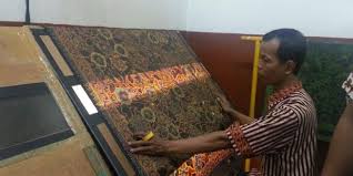 Teknik batik tulis untuk lukisan batik merupakan contoh perubahan fungsi dari. Membuat Batik Tulis Halaman All Kompas Com