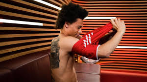 Nach der nichtnominierung für die weltmeisterschaft in diesem jahr holte joachim löw flügelstürmer leroy sané wieder zurück in den kader. Leroy Sane So Verandert Der Neue Superstar Den Fc Bayern Eurosport