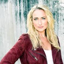 The programme concerns the lives of a fictional neighborhood in germany's capital city berlin.over the years the soap opera tends to have an overhaul of young people in their late teens and early twenties, targeting a young viewership. Gzsz Wiedersehen Mit Laura Schon Im April Gala De