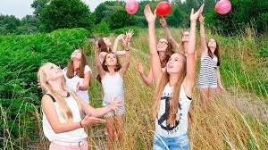 Juego de imaginación y esfuerzo físico. Juegos Casal Aire Libre Adolescentes Juegos Movidos E Intensos Para Ninos Juegos Divertidos De Verano Para Ninos Con El Verano Llegan Las Vacaciones Del Cole Y Los Ninos Tienen Mucho