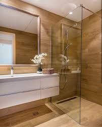 𝐃𝐞𝐜𝐨𝐫𝐞 𝐛𝐲 𝐣𝐮𝐣𝐮 No Instagram Lindeza De Banheiro Com Revestimento Madeira Ma Modern Bathroom Design Modern Bathroom Bathroom Interior