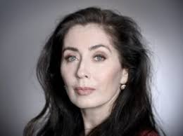 Aus dem Ensemble: Monika Walerowicz singt die Mrs. Grose in „The Turn of  the Screw“ in Detmold