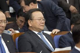 그런데 2020년 더불어민주당 당 대표 출마를 선언한 후, 돌연 가덕도 신공항을 지지한다는 입장으로 돌변한다. ì´ì„  ê²©ì „ì§€ ëŒ€êµ¬ ì—Žì¹œ ë° ë®ì¹œ ê²© ìš¸ê³  ì‹¶ì€ ê¹€ë¶€ê²¸ ì‹œì‚¬ì €ë„