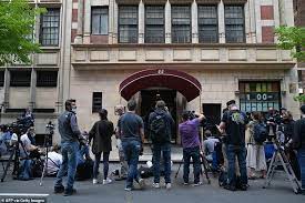 Rudy giuliani's apartment and office in manhattan were crawling with federal investigators wednesday. Vla8dhgfigttmm
