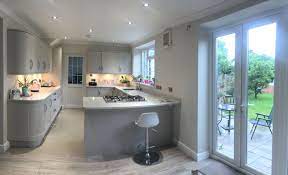 30 gorgeous grey and white kitchens that get their mix. Howdens Kitchen Quartz Granite Worktop Howdens Laminate Flooring Whitewash Grey Kitchen Home Decor Kitchen Open Plan Kitchen Living Room Howdens Kitchens