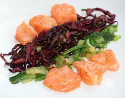 Asiatischer Blaukrautsalat Mit Pak Choi Und Lachs Pak Choi Lebensmittel Essen Kulinarisch