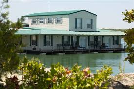 These honeymoon cabins in oklahoma feature the best that this beautiful state can provide. Lake Murray Floating Cabins