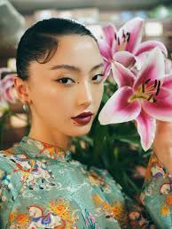 𝙁𝙀𝙉𝙂 𝘼𝙩𝙚𝙡𝙞𝙚𝙧 𝙭 𝙈𝙖𝙞𝙨𝙤𝙣 𝙇𝙊𝙉𝙂 This spring marks a new  beginning as FENG Atelier and Maison LONG come together to write a small  chapter. 𝗔́𝗢 𝗗𝗔̀𝗜 𝗟𝗨̣𝗖 𝗧𝗛𝗜 𝗠𝗔̃ Material: Synthetic silk