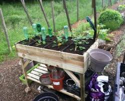 Solution immédiate et complète pour réaliser une installation d'irrigation goutte à kit prêt à l'usage pour arroser au mieux le potager domestique, en réglant le débit et en l'adaptant aux jet contient tous les éléments de raccordement pour la réalisation de 6 zones d'arrosage, pour. Carre Potager Facile A Arroser Avec Le Goutte A Goutte Solar Dripper