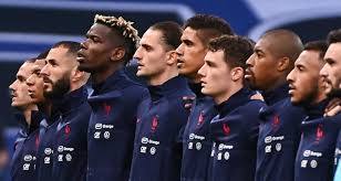 Les bleus, en blanc ce soir, cherchent à mettre la pression dans le camp bulgare. Mlsha19q2q4ycm