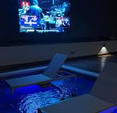 Transforme seu espaço externo com nosso incrível Painel de LED!, Com um  design especial 16x9, 6000 Nits de brilho e pixels de 3.0, este painel de  2.56 x 1.44 é a combinação perfeita de entretenimento ...