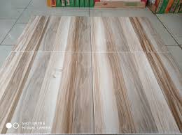 Jika anda hendak memilih motif keramik untuk dinding anda, berikut beberapa rekomendasi menarik yang bisa anda coba. Jual Keramik Motif Kayu 50x50 Ebony Brown Kualitas Terbaik Di Lapak Rai Jaya Granit Bukalapak