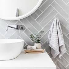 badkamer dubbele visgraat half tile light grey lichtgrijs 7 5 x 30 cm per m2 mooi bijzonder van tegelinfo badkamer badkamer ontwerp design badkamer