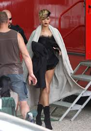 Te amo, te amo she says to me i hear the pain in her voice then we danced underneath the te amo, te amo she's scared to breathe i hold her hand, i got no choice, uh pulled. Rihanna On Set Of Te Amo Music Video In Paris 01 Gotceleb