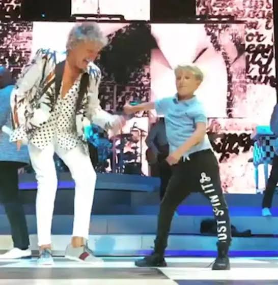 Watch Rod Stewart learn to floss dance on stage from 7-year-old son Aiden -  Smooth