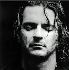 Ricardo Arjona dijo: Hay días es los que uno no quiere v¡v¡r, pero tampoco  quiere m0r¡rse, Sólo desaparecer un rato, haber si el mundo se da cuenta de  que duele, Y no