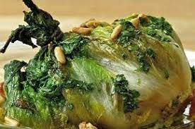 Facendo molta attenzione alla scarola riccia che in questa fase potrebbe bucare la pasta, sollevate la pizza di scarola 30 e trasferitela all'interno di una teglia antiaderente 31. Scarola Imbottita Mangiare Bene