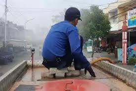 Berikut ini daftar lengkap alamat dan nomor telepon dinas pemadam kebakaran (damkar) seluruh indonesia: Penjelasan Damkar Semarang Soal Pengendara Motor Kecelakaan Diduga Terciprat Disinfektan Halaman All Kompas Com