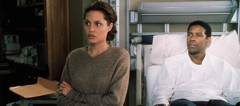 Denzel Washington como Lincoln Rhyme e Angelina Jolie como Amelia Donaghy no filme O Colecionador de Ossos