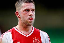 Hij was van 1998 tot en met 2014 achtereenvolgend actief voor vitesse, krc genk, fc twente, ajax en opnieuw vitesse. Theo Janssen Of Course I Don T Cheer For Ajax On Sunday Dutch Football Netherlands News Live
