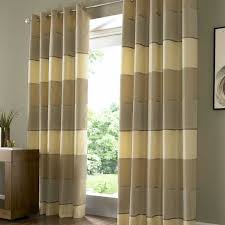 Berkat mereka, kamar tidur terlihat penuh dan nyaman, dan peran mereka sama pentingnya dengan tempat tidur atau lemari. Warna Gorden Kamar Tidur Dengan Bentuk Unik Minimalis Simomot
