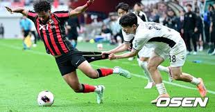 [Photo]Hwang Mun-gi tugs Andersen's uniform, trying to stop him - CHOSUNBIZ