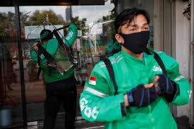 Prank ojol di hotel handuknya mlorot подробнее. Jakarta S Motorcycle Taxis Get Backpack Shield For Virus Battle