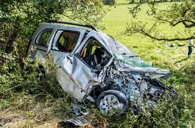 Grafenau Doffingen Im Kreis Boblingen Mercedes Knallt Frontal In Lkw Landkreis Boblingen Stuttgarter Zeitung