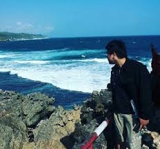 Di Saat Aku Terpaku Berdiam Diri Tangan Ku Berayun Dan Beralih Ke Atas Kertas Usang Berdebu Hanya Terlihat Lembaran Kosong Sek Puisi Pendiri Jembatan