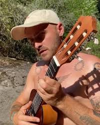 Wir haben auf unserer Velotour durch Südfrankreich und Italien sponti ein  paar neue Songs gefilmt. Kuss auf den Bauch von meinem Seelenbruder  @leonbolz_ fürs filmen 🫶🏽 Geniesst die Sonne und seid lieb ...