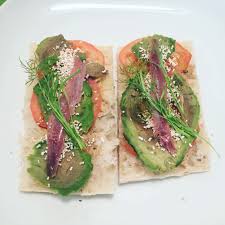 Pan De Cristal Con Pate Vegetal Tomate Aguacate Anchoa Amaranto Hinchado Y Brotes Germinados De Hinojo De Mi Mini Huerto Desayunosaludable F Pate Vegetal