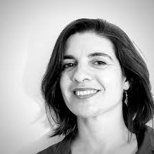 Marcela Laura Perrone (AR) @marcelalauraperrone Marcela es una compositora,  intérprete y musicóloga argentina. Estudió piano, percusión  latinoamericana, danzas y teatro físico. Le interesa indagar entre los  cruces de la poesía sonora y